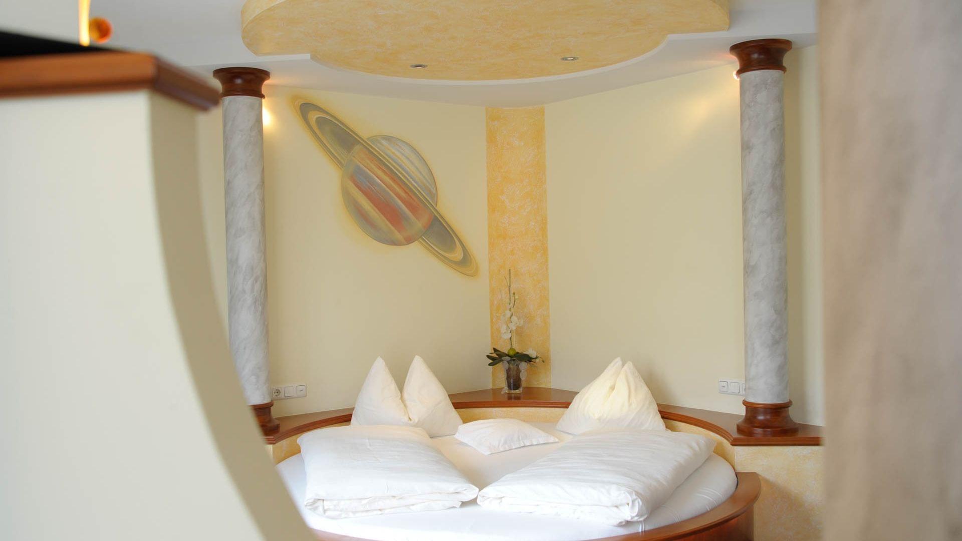 romantisches Zimmer mit Rundbett in Salzburg Hotel Himmelreich