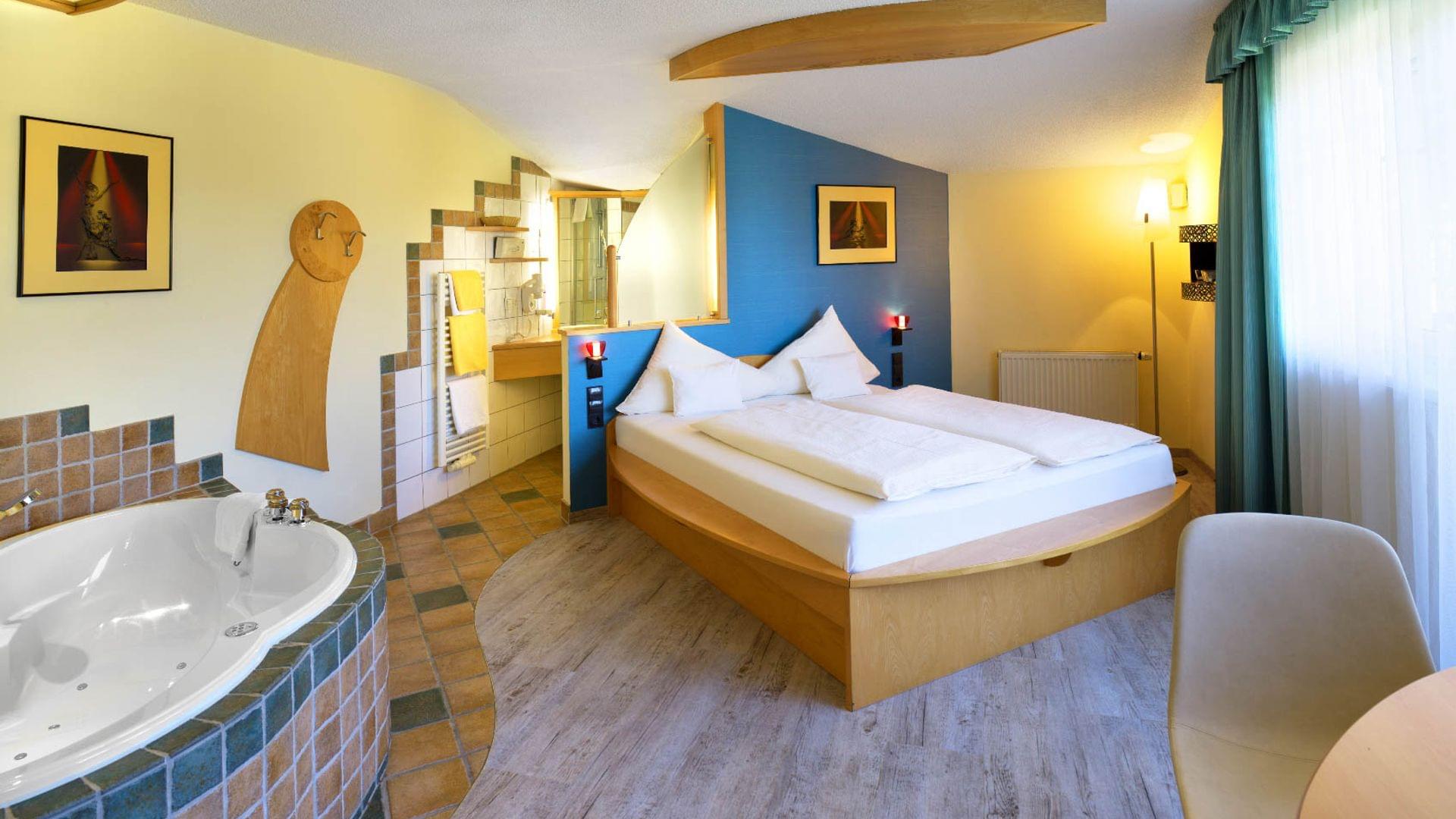 Suite Erde mit französischem Bett und Whirlwanne im Hotel Himmelreich in Salzburg