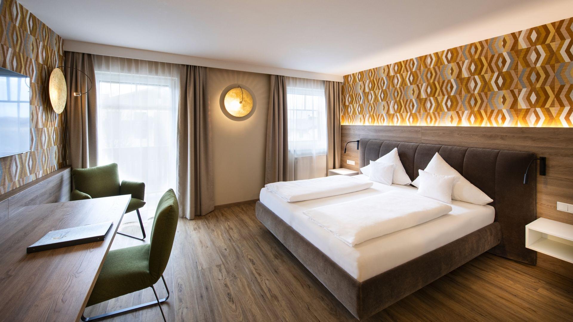 großes DZ mit Parkettboden und Regendusche in Salzburg