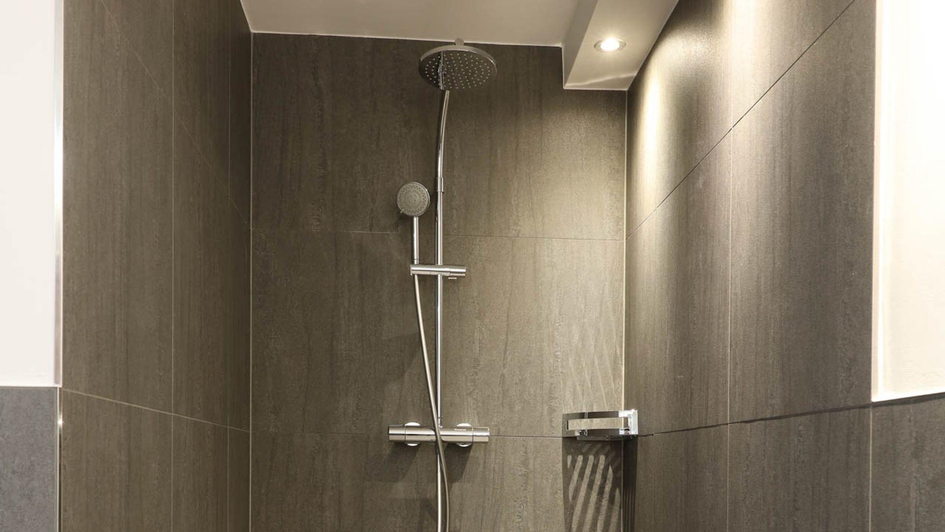 bodenebene Dusche Rolli geeignet in Salzburg nähe Zentrum und Flughafen