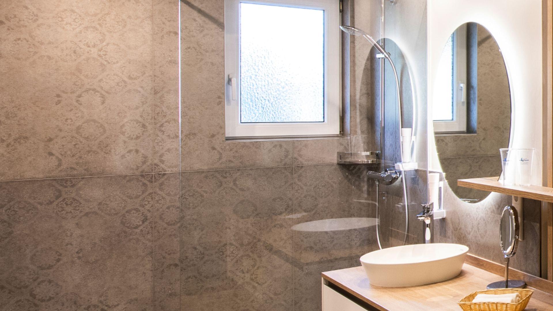 Hotel Himmelreich mit Fenster im Bad im DZ Superior Mond