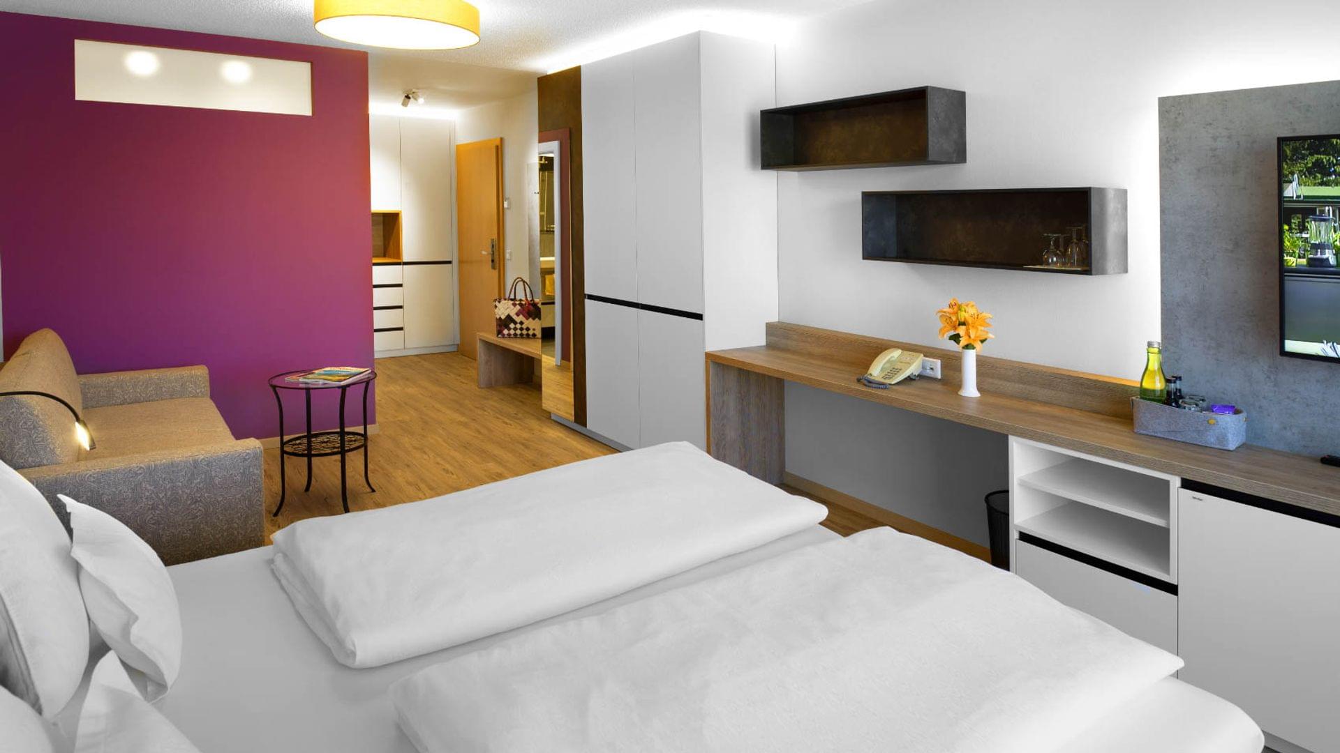 modernes Doppelzimmer mit Balkon, Bad und WC getrennt in Stadtnähe