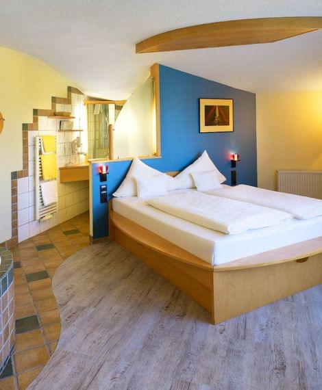 Suite Erde mit französischem Bett und Whirlwanne im Hotel Himmelreich in Salzburg