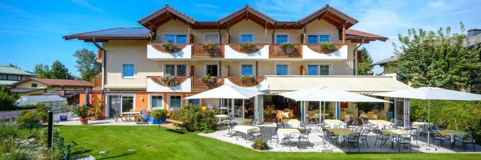 4 Sterne Hotel Himmelreich in Salzburg bietet moderne Zimmer, Garage und Garten mit Schwimmteich