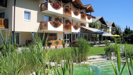 Schwimmteich mit Sonnengarten im Hotel Himemlreich nähe Salzburg Zentrum