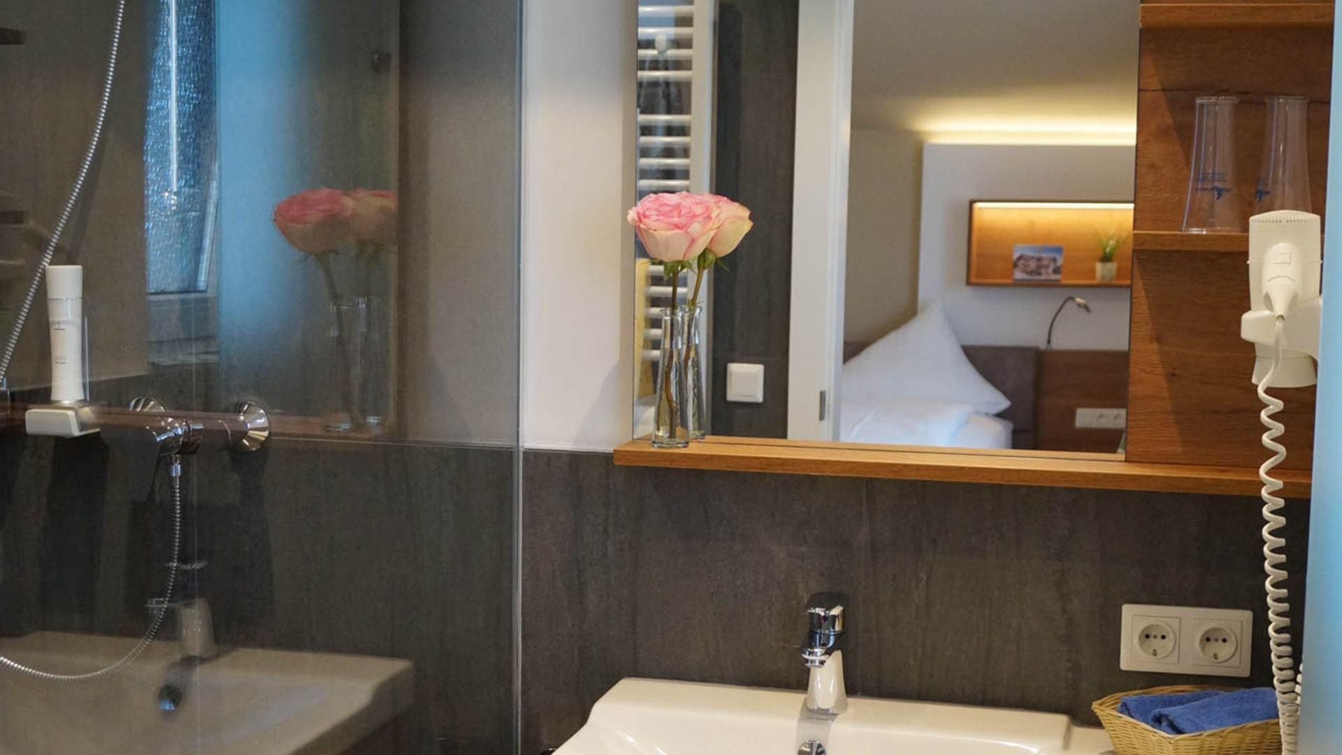 modernes Zimmer mit Bad und WC getrennt in Salzburg Hotel Himmelreich