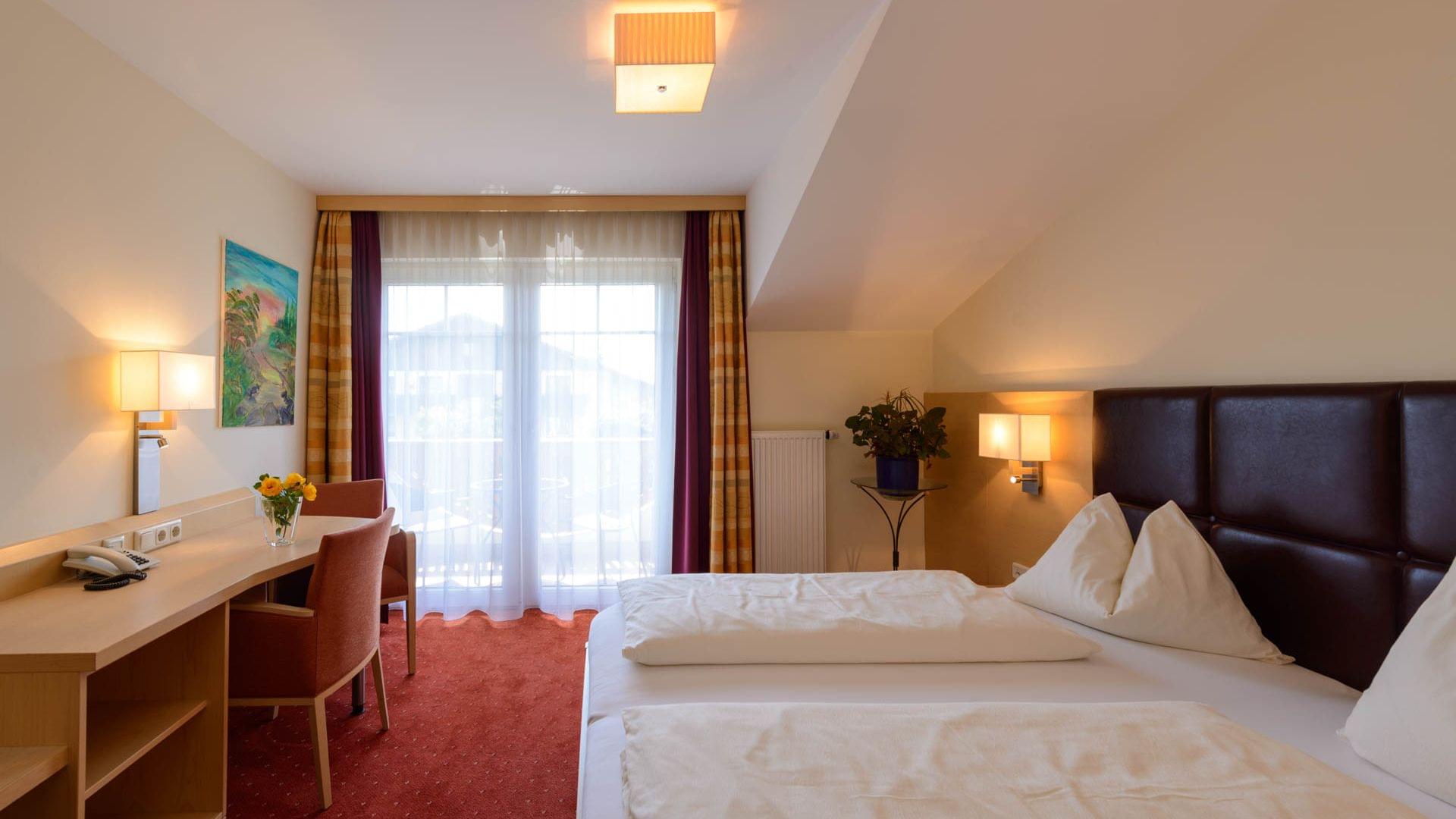 Doppelzimmer mit tollem Gartenblick und Garage im Hotel Himmelreich in Salzburg