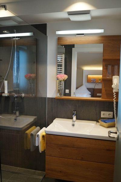 Non-binding request modernes Zimmer mit Bad und WC getrennt in Salzburg Hotel Himmelreich