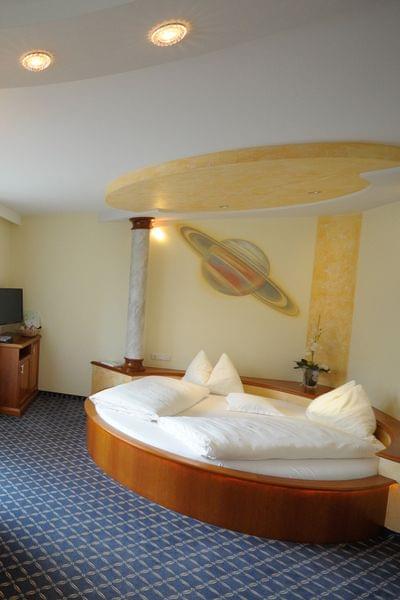 Saturn Kuschelsuite mit extravaganten Bad in Salzburg Stadtnähe