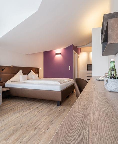 modernes, großes DZ mit Parkett und Balkon im Hotel Himmelreich