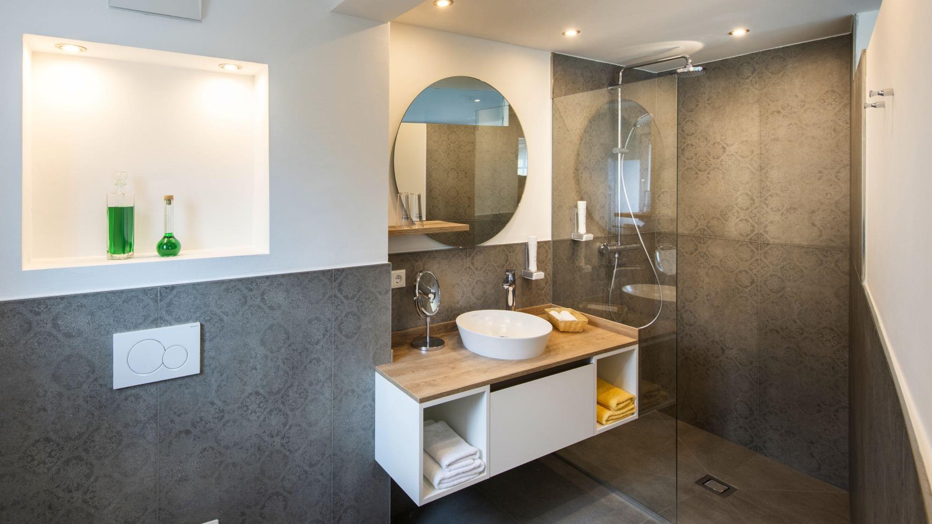 modernes Bad mit bodenebener Regendusche im Hotel Himmelreich in Salzburg