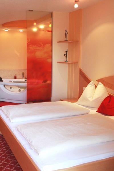 Sunset Kuschelzimmer mit Wasserbett und Whirlwanne für 2 in Salzburg