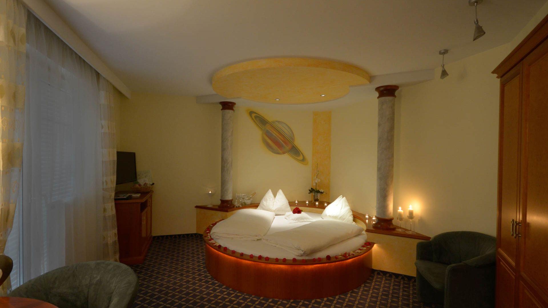 Kuschelzimmer mit großem Rundbett im Hotel Himmelreich in Salzburg