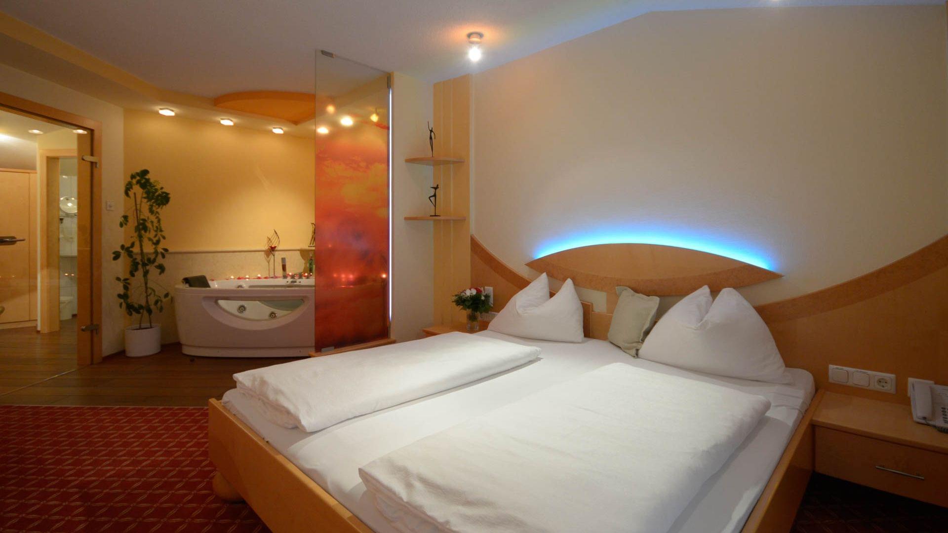 Kuschelsuite mit Whirlwanne für 2 und Wasserbett