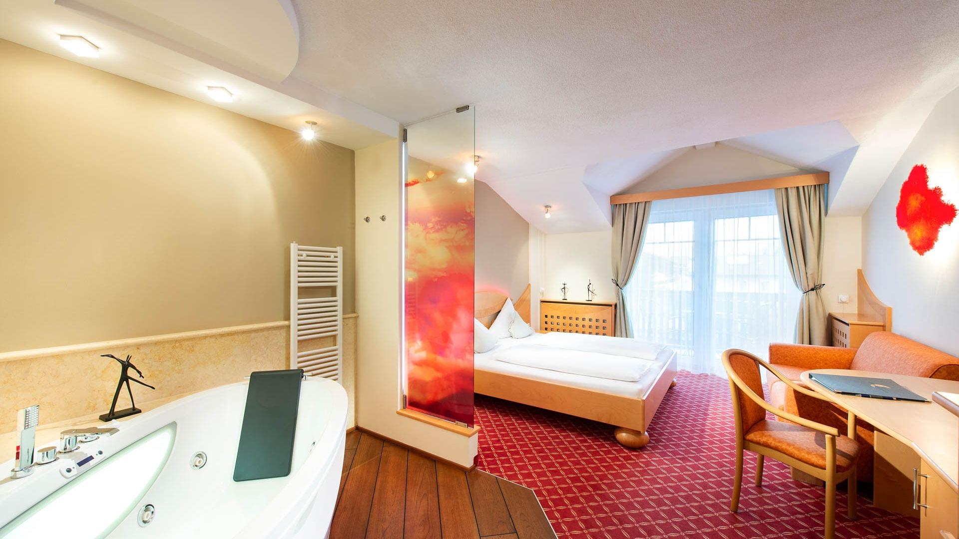 Schönes Doppelzimmer mit großer Whirlwanne für 2 und Wasserbett