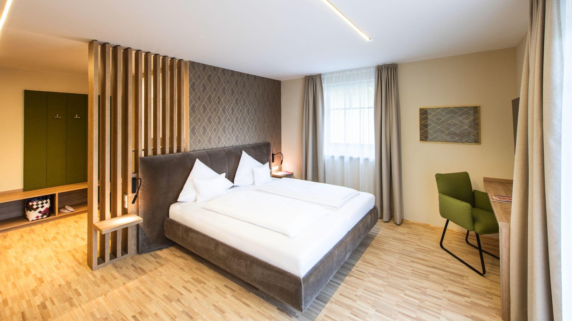 Neues Zimmer mit exklusiven Parkett und großem Balkon in Zentrumsnähe in Salzburg