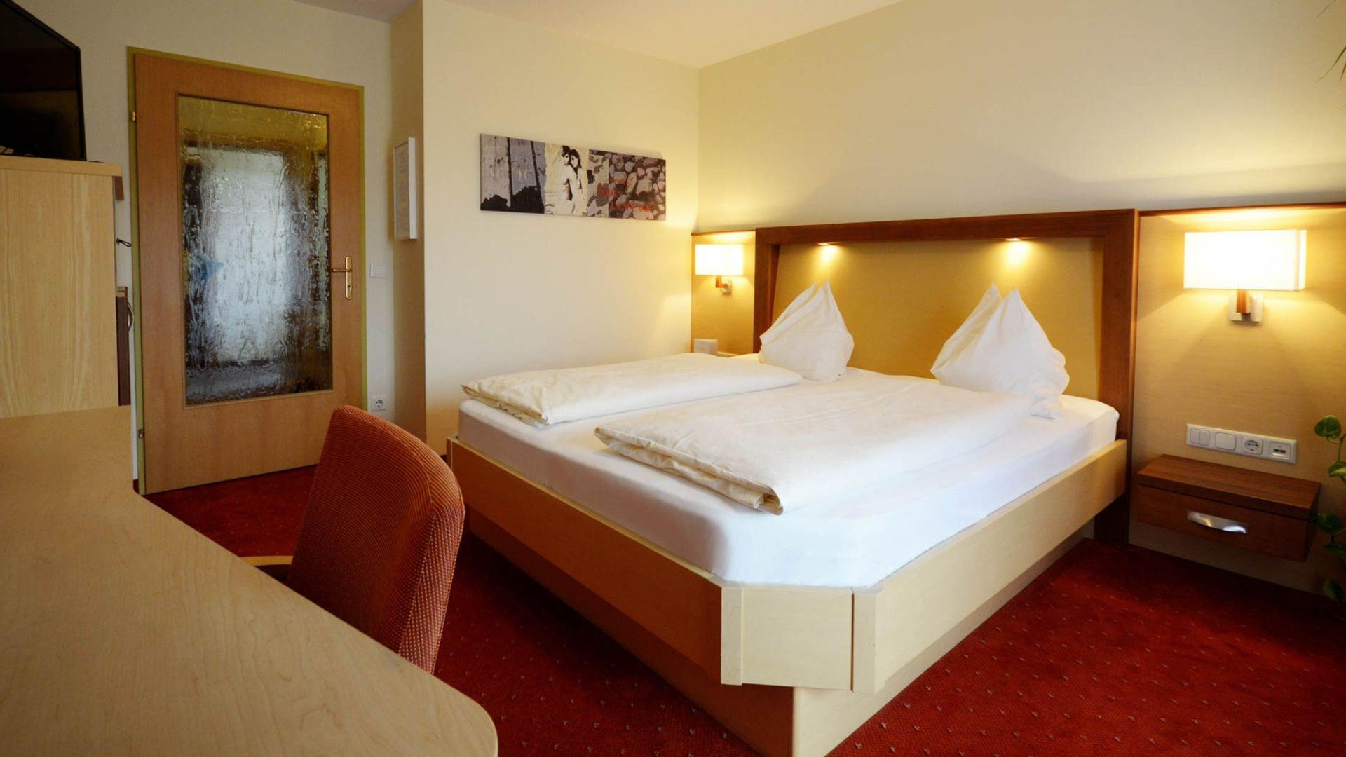 Doppelzimmer in Salzburg Hotel Himmelreich mit Balkon und Parkplatz, Garage